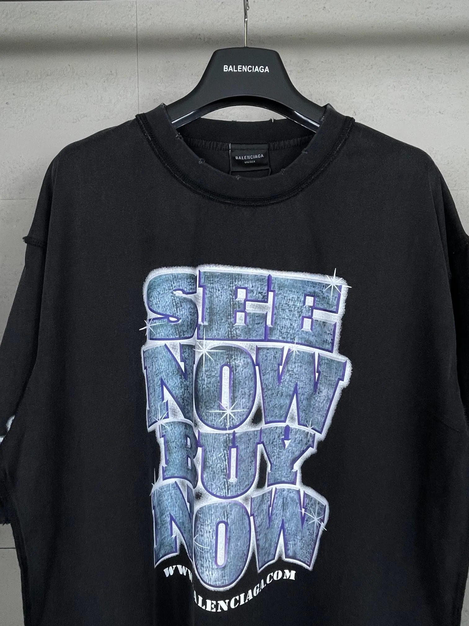 【 . Quality】BALENCI*GA/ .2024.SEENOWBUYNOWNew Arrival. LOGO T ， ， . Authentic ， ！ ZP 。 260 ， . ， ，。 。Classic LOGO ， ， 。 . ， ， OS . Same Style ：BL 223353 ： Size：XS L
